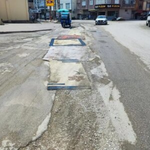 belediyenin yapmadigi yola esnaftan ilginc cozum fUEn4GnA