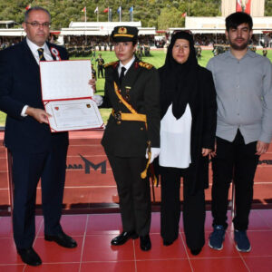 omer halisdemirin kizi elif nur halisdemir tegmen oldu 3dRHkRW5