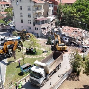 sindirgidan son rapor 831 yapi agir hasarli ya da yikik lTkbHOpQ