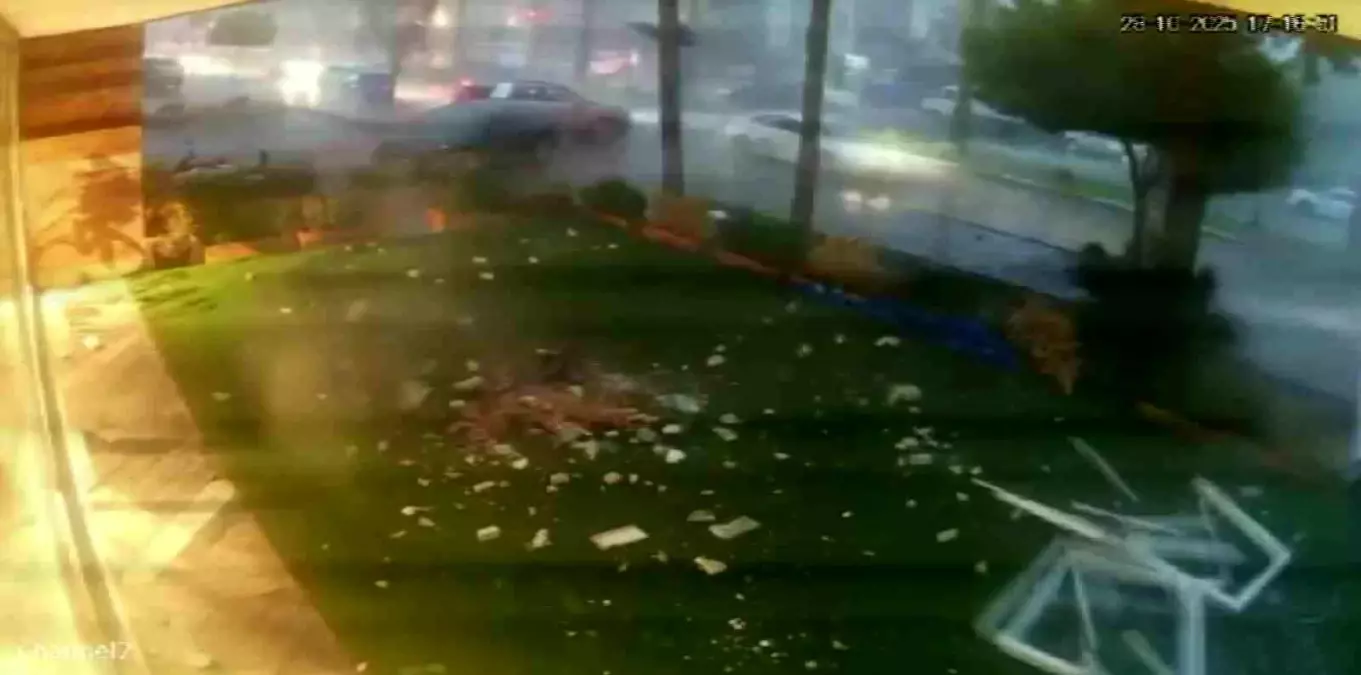 antalyada siddetli firtina catiyi yola ucurdu WPKledGr.jpg