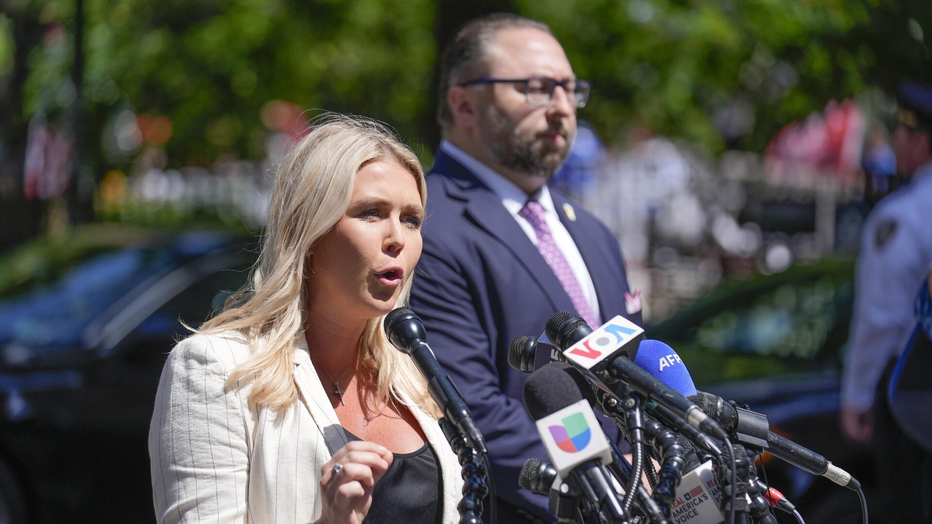 beyaz saray sozcusu leavitt gazeteciyle tartismasini paylasti sol goruslu bir yalaka HwJTCiB3.jpg