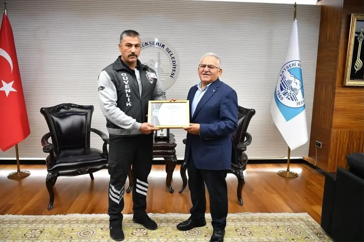 buyuksehir belediye baskani tramvay kazasini onleyen guvenlik gorevlisini odullendirdi 3qvbVBDi.jpg