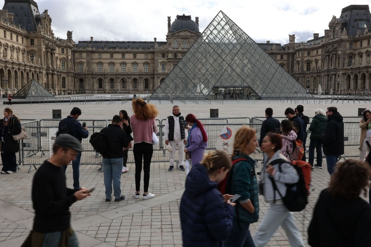 mucevher soygunu soku sonrasi paristeki louvre muzesi yeniden acildi Eg5yY75J.jpg