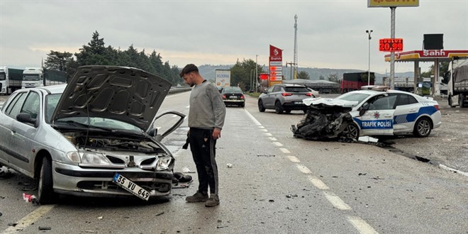 polis araciyla carpisan otomobilin surucusu hastanede oldu 2xG9EOtg.jpg
