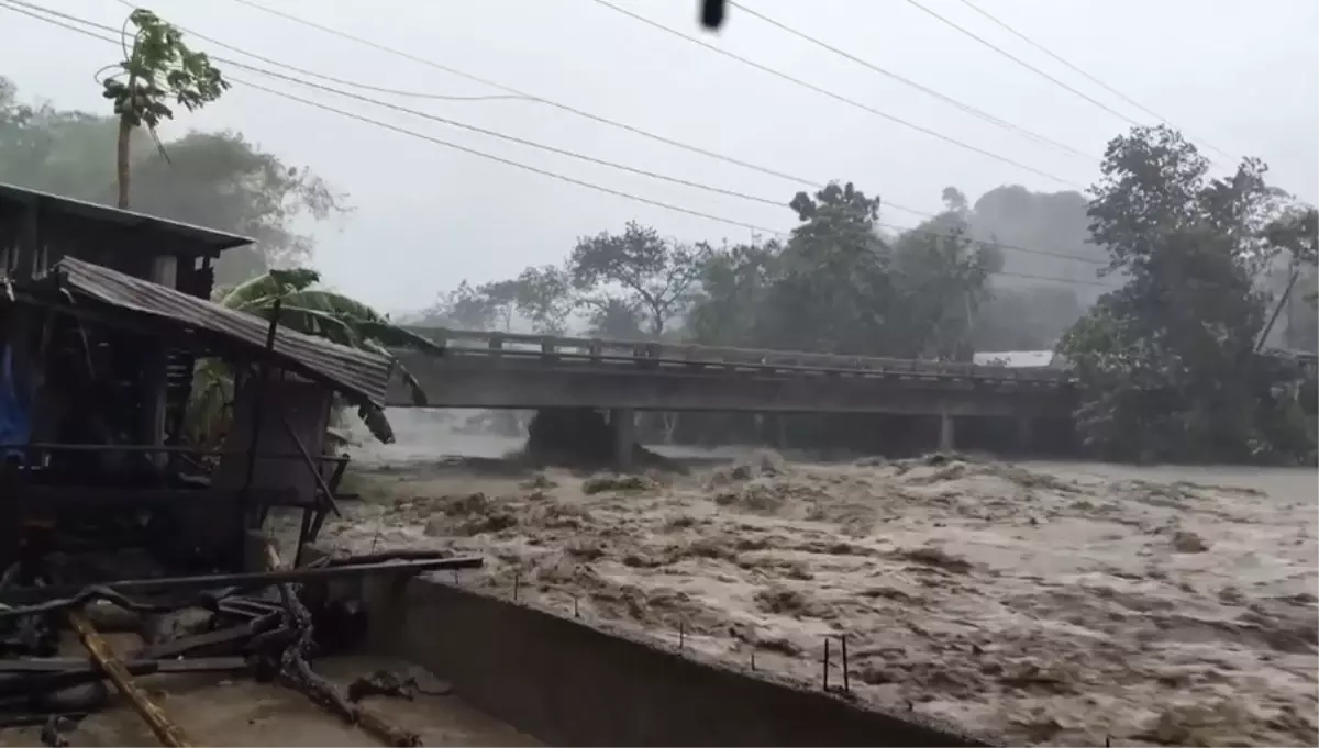 filipinlerde kalmaegi tayfunu felaketi 66 olu l5YP9G5R.jpg