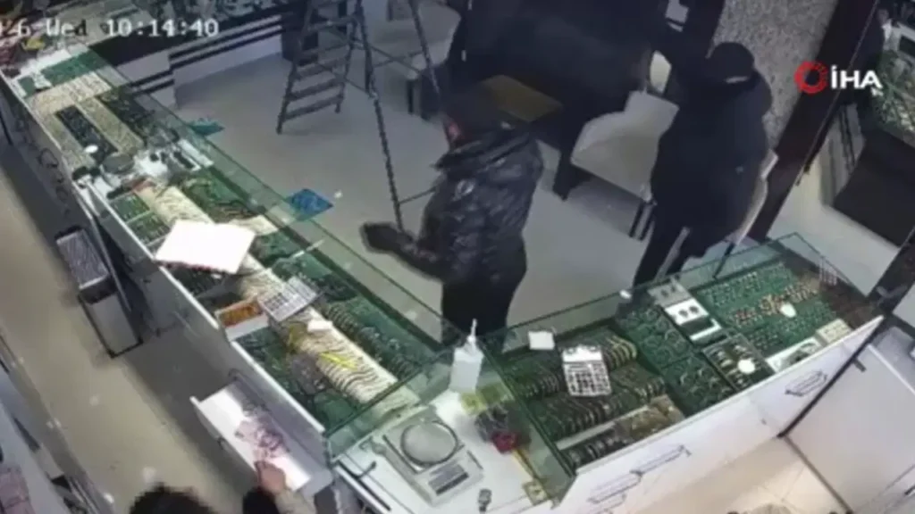 basaksehirde-kuyumcu-soygununu-isletme-sahibinin-cigliklari-engelledi-kFTCvlAp