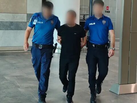 Firari hükümlü havalimanında yakayı ele verdi