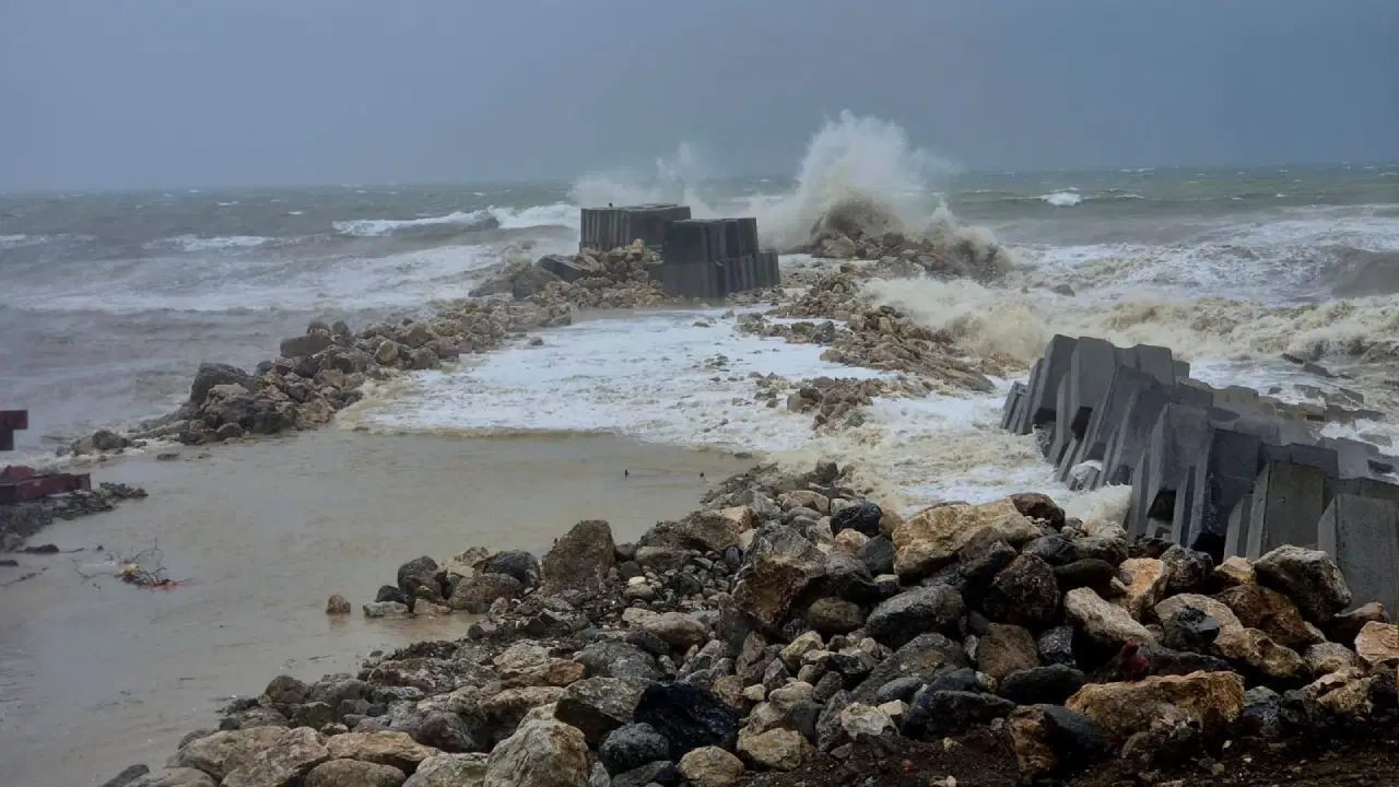 Zonguldak’ta dalga boyu 3 metreyi buldu Haber gorseli