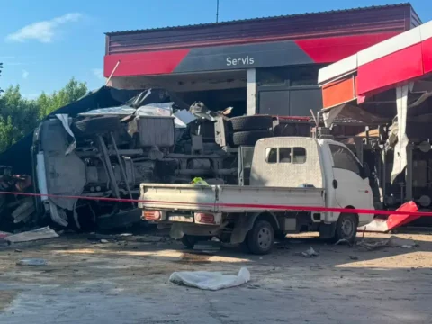 Komur yuklu tir akaryakit istasyonuna girdi 1 olu 2 yarali fNmvWLO9